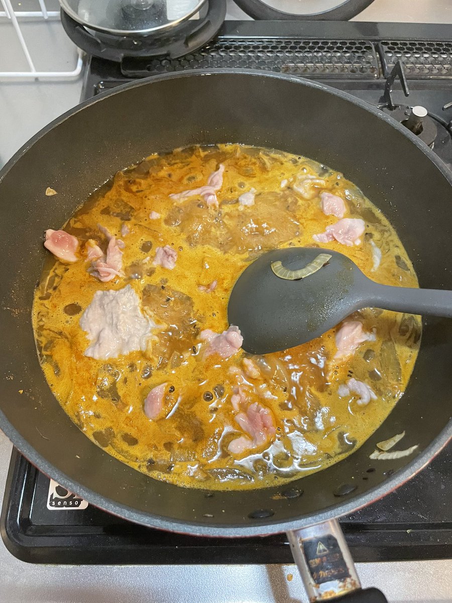 投入して豚肉も入れて蓋をして10分煮込みます 