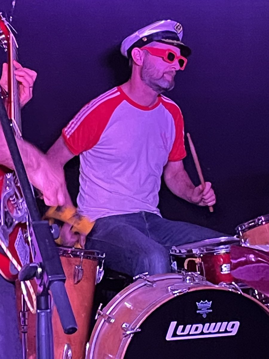 Some great stage outfits at @MMIS_Sheffield on Saturday but this was my favourite look, the 3-D style red sunglasses and sailors hat from Ian @all_ashore! Good yellowishness from Vim Verinos retro Ruth’s Refrigerator t-shirt and Lily @fightmilkband suit too!