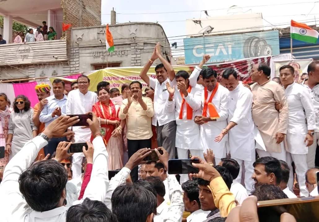 भगवान भोलेनाथ का आशीर्वाद लेने पहुंचे शाही सवारी में जन नेता एवं  पूर्व मंत्री माननीय सज्जन वर्मा जी और  मंदसौर जिला प्रभारी अर्चना जायसवाल जी । <a href="/sajjanvermaINC/">Sajjan Singh Verma</a>
