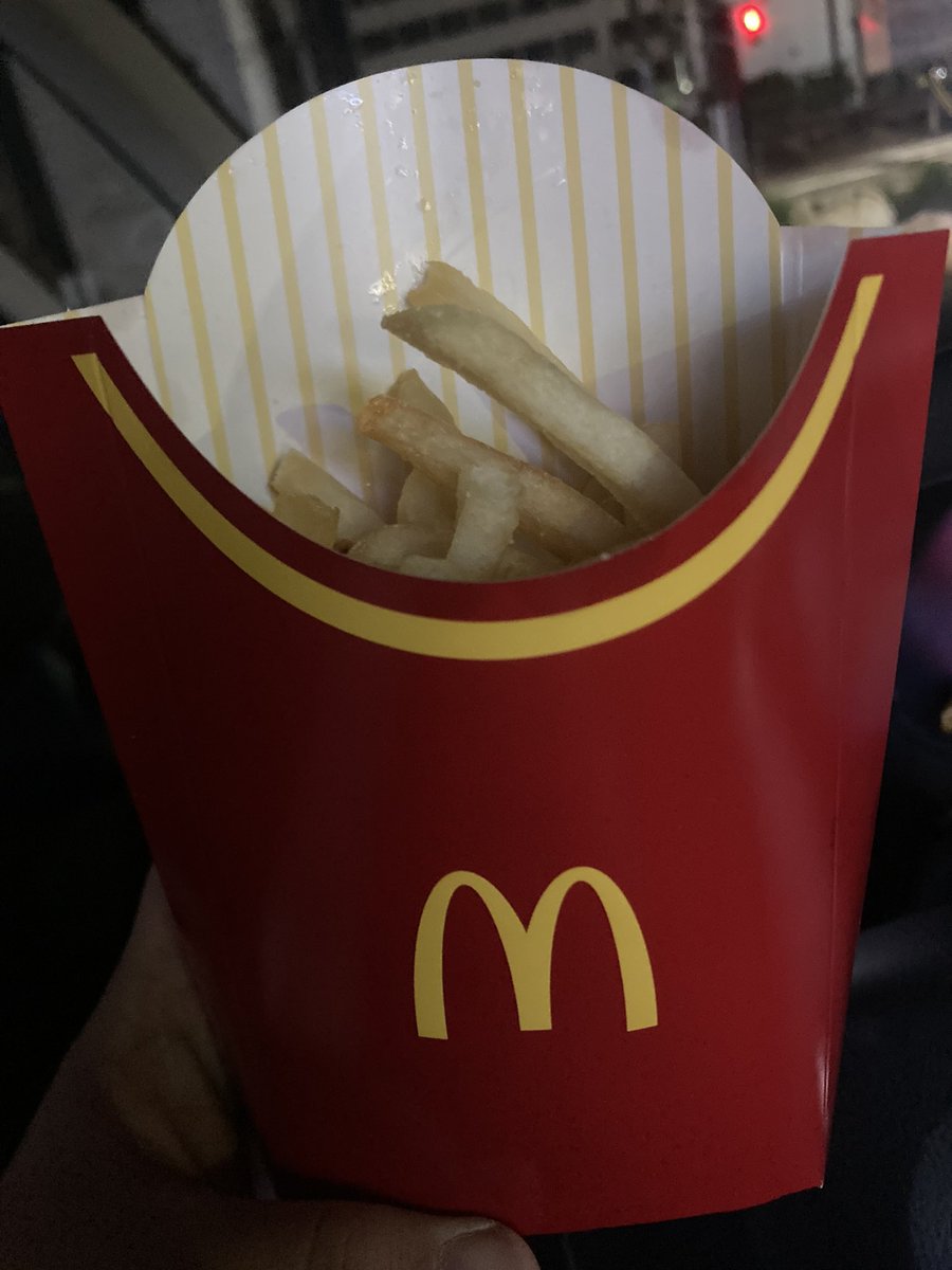 mayuu_hane's tweet photo. まだ食べてないのに
マクドのLってこんな少なかったん？
これも値上げのアレなやつ？
むしろダイエット中にどうしても食べたくてL安かったけんかったのし知ってたんかね？ダイエット中やけん少なくしてくれたのかね？ https://t.co/zqOcaCK5ZU