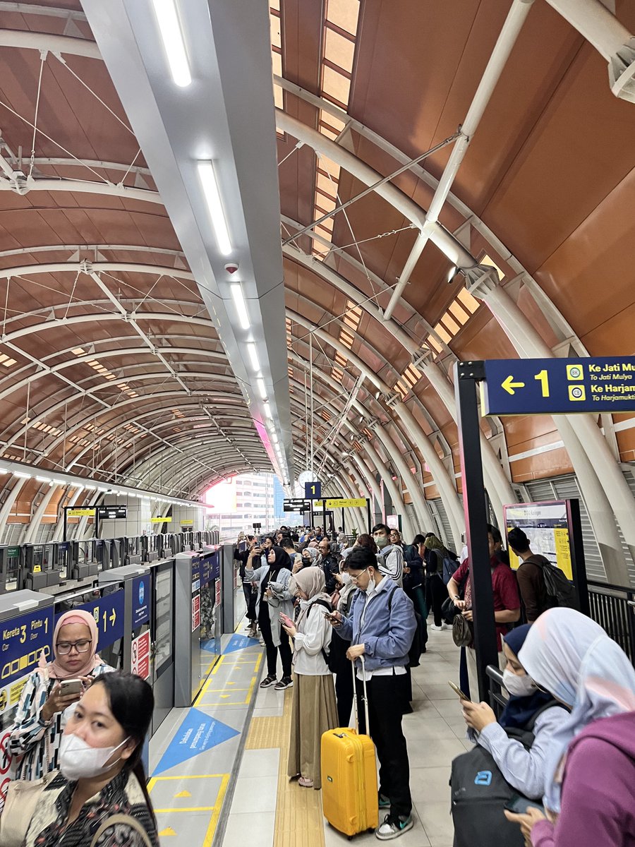 DukuhAtasBNI's tweet photo. Suasana hari pertama beroperasinya LRT Jabodebek di jam pulang kerja. Langsung rame😂 https://t.co/QMP77ggEWI