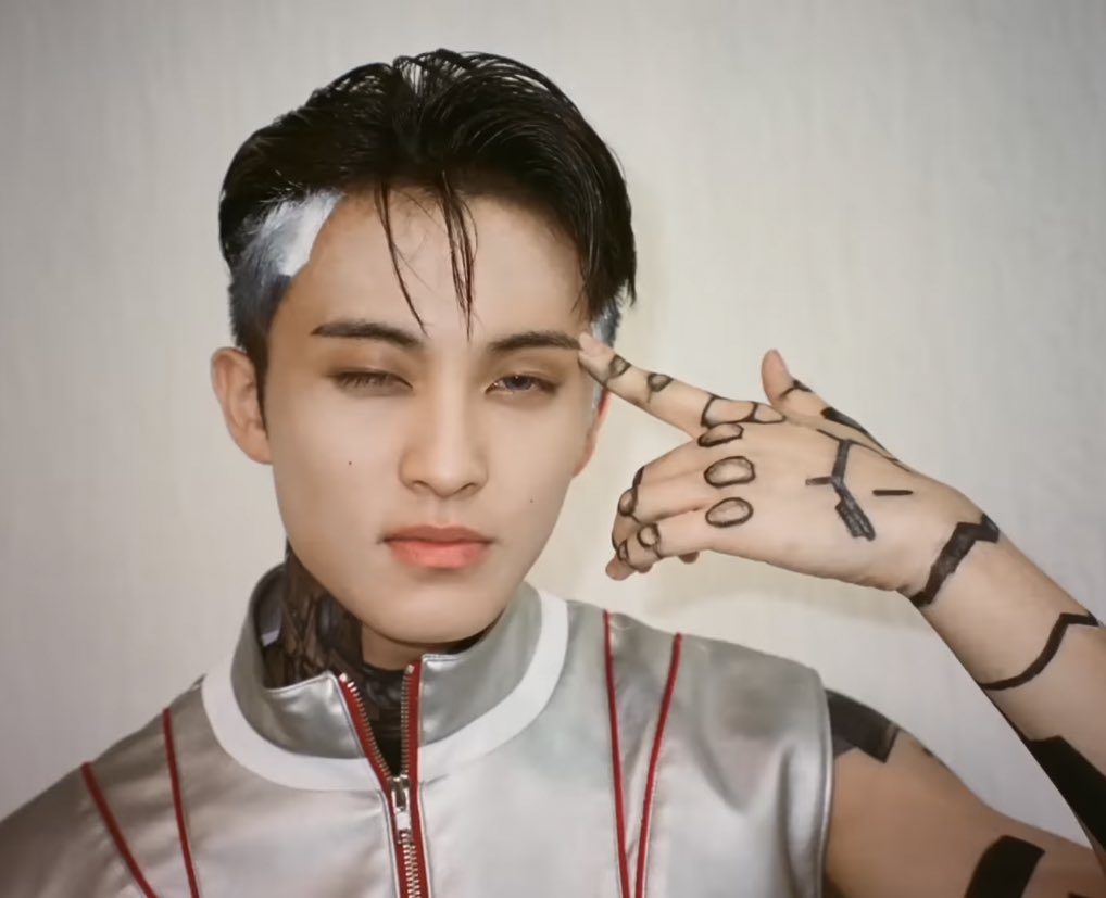 Markeleei's tweet photo. Some Minds &amp; Voices in 4 cuts. The theme is to become a robot figure who lives full of qualified technology. It's inevitable, even these fingers have been conjured with steel joints, capable of showing graceful and charming movements. https://t.co/zQCw7ZIEY8