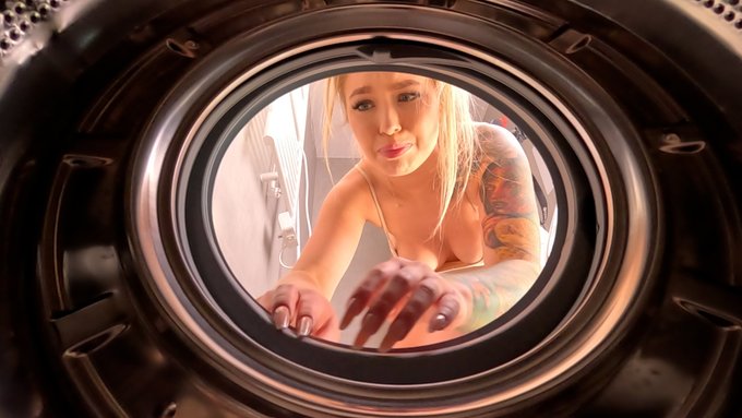 Pralka wciągnęła moją ulubioną skarpetkę 😭 Poszukiwanie już dostępne na pomarańczowym Youtube. https://t