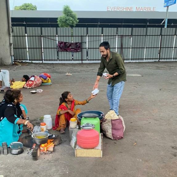 ServingRanger's tweet photo. An wonderful evening with wonderful team, served 80 people π₯° today, here we are committed to serve the less-fortunate people.
Without any name or fame just for sewa.
Join us to know more :- https://t.co/rTq21ASTrA
#serve
#believe
#servingranger
#liftinguphandsofhelp https://t.co/XMLkmRBOrW