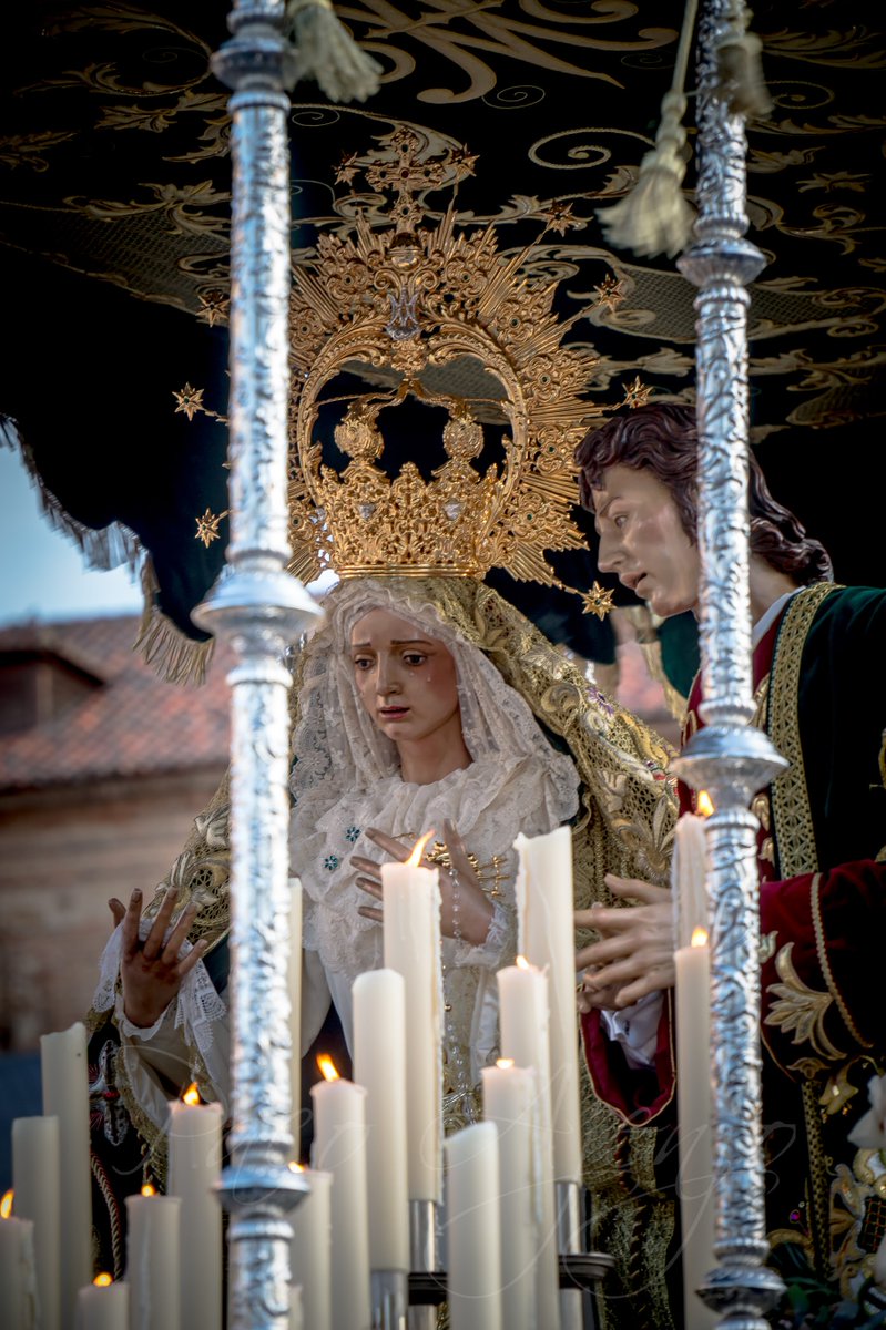 📆 Hoy celebramos la memoria del Dulce Nombre de María, por lo que felicitamos a nuestras queridas hermanas de <a href="/mdn_leon/">MDNLeon</a> 

"Qué bonita que venía,
nadie preguntó de dónde,
la brisa , que lo sabía,
repitió su Dulce Nombre
con un suspiro, María"

#SomosNazarenos