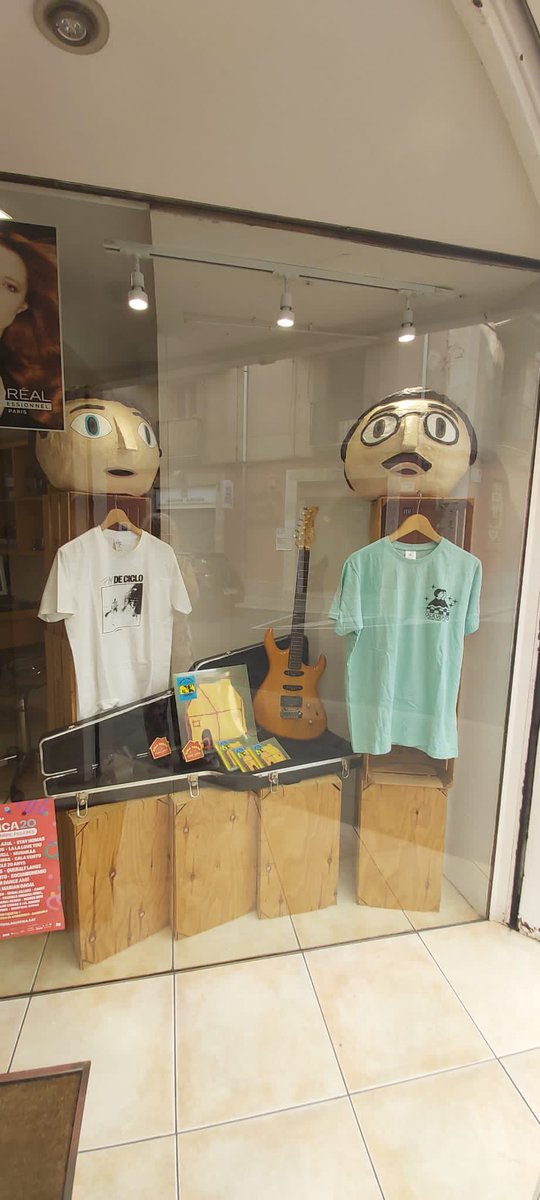CalaVento's tweet photo. Divendres toquem a FIGUERES, ciutat on va néixer l’Aleix. (22:45h Plaça de la Palmera @fest_acustica) La seva mare ha decorat l’aparador de la perruqueria per l’ocasió. Aneu a tallar-vos els cabells i de pasu veniu al bolo 🤪 https://t.co/2Gn0PfFuBg