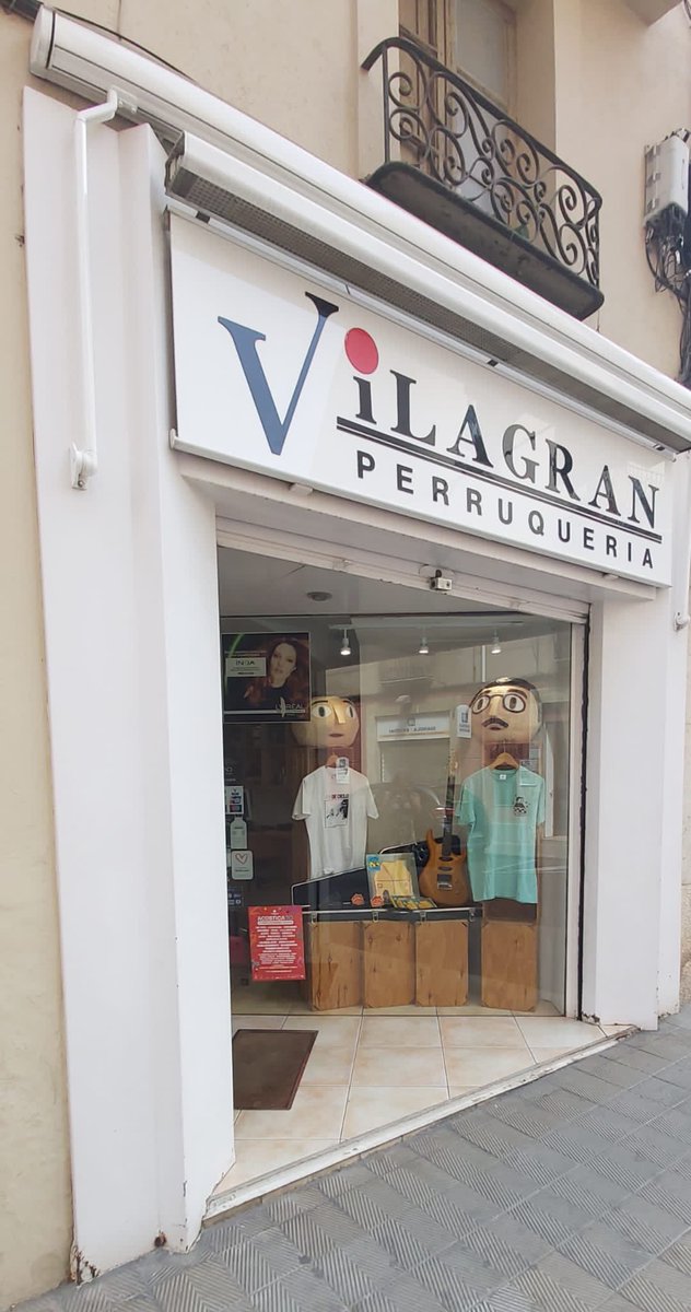 Divendres toquem a FIGUERES, ciutat on va néixer l’Aleix. (22:45h Plaça de la Palmera <a href="/fest_acustica/">Festival Acústica Figueres</a>) La seva mare ha decorat l’aparador de la perruqueria per l’ocasió. Aneu a tallar-vos els cabells i de pasu veniu al bolo 🤪