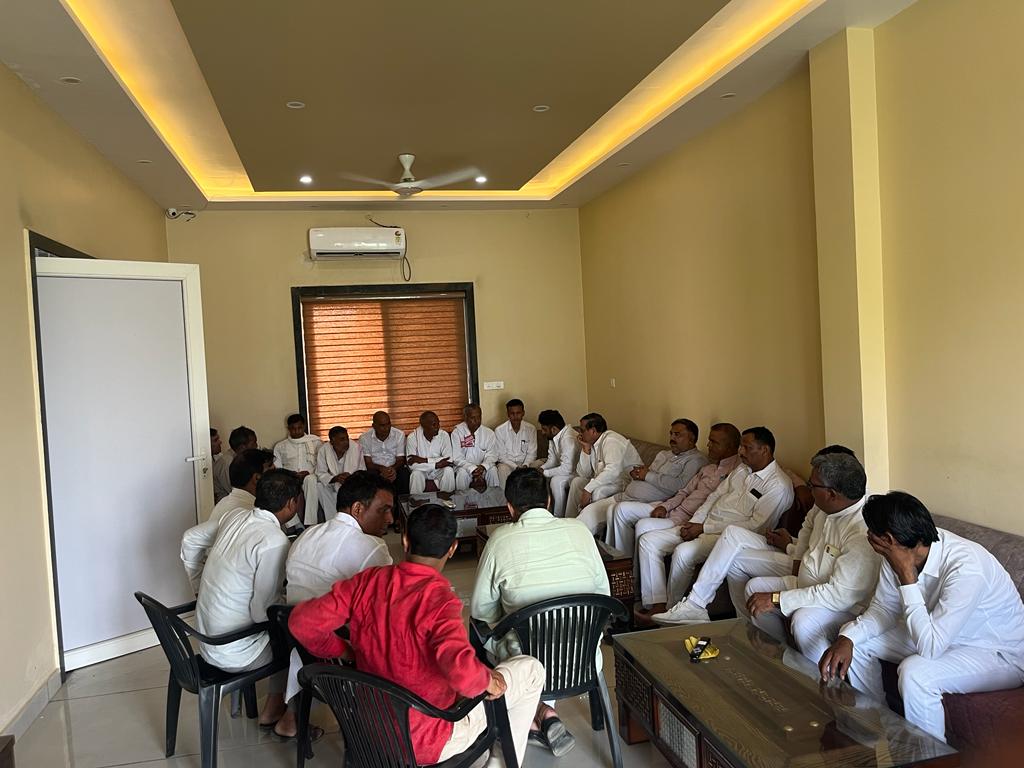 sandeepbhiwadi's tweet photo. तिजारा कार्यालय पर विधानसभा क्षेत्र से आए नागरिकों से मुलाकात की उनकी समस्या सुनी और क्षेत्र के विकास के संदर्भ में विभिन्न विषयों पर चर्चा हुई।
#JanSunwai #Congress #Thada #JanSamman #NagarParishadTijara #JantaKiJubani #tijara #SandeepYadav #youthleader #Khairthal-Tijara #innovation #developmentworks #gelpur #nagarparishad