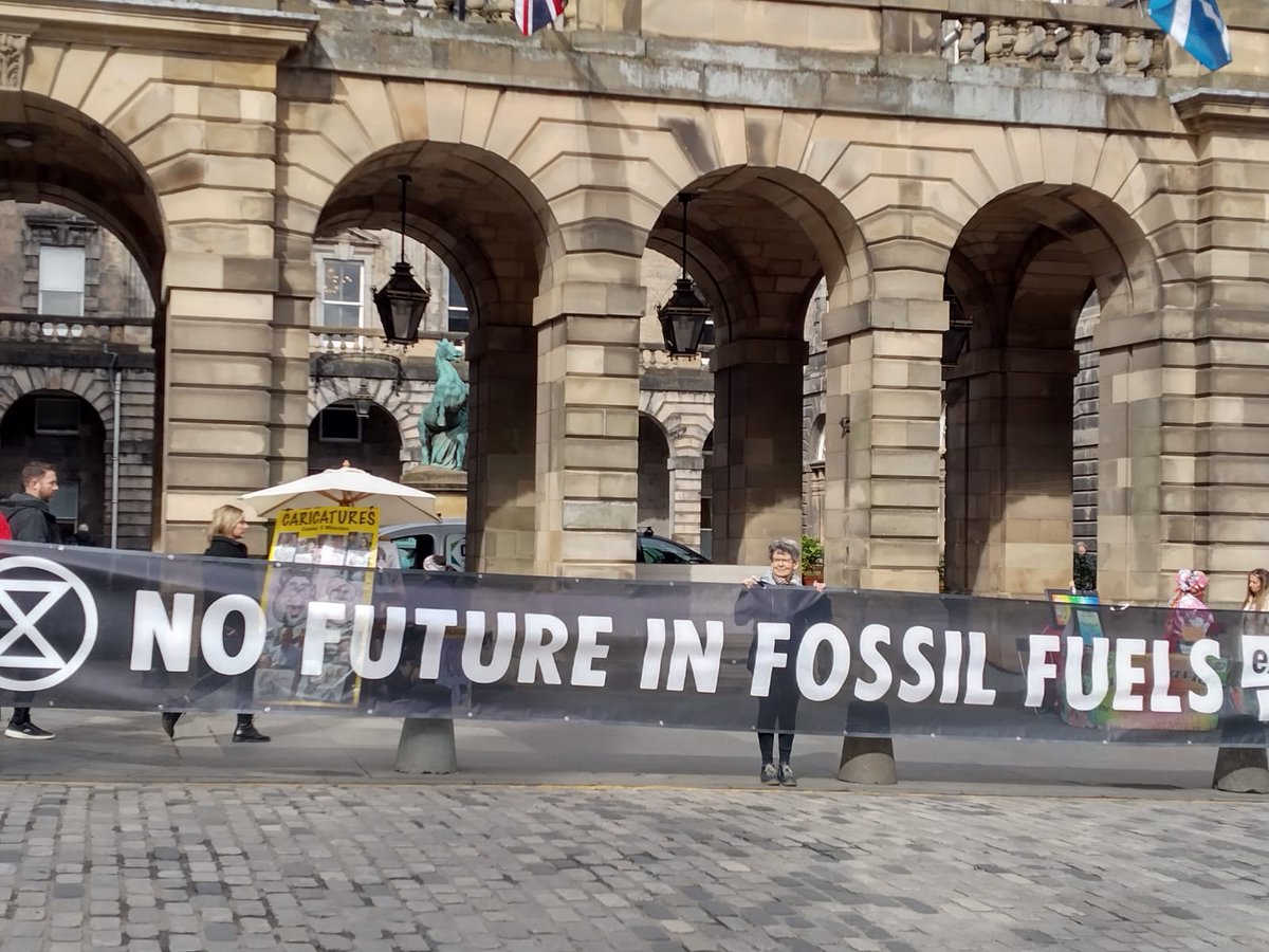 Edinburgh, host city of the international #EdinburghFestivals, is investing is some of the world's biggest #FossilFuel polluters through the Lothian Pension Fund!🔥🔥😮🌍🔥 Please tell the #LothianPensionFund to stop funding #FossilFuels: act.foe.scot/tell-lothian-p… 🔥💷#edfest