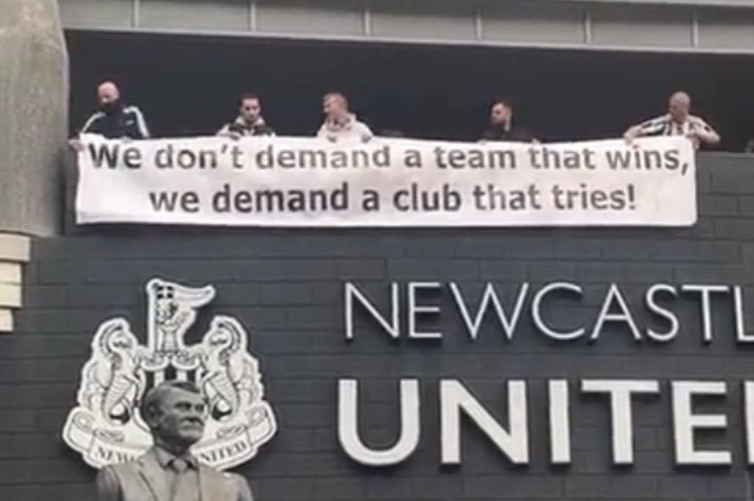 LucasGert_'s tweet photo. I think these so-called "fans" criticising Howe for those awful subs, leaving the worst player in the team on the pitch and losing us the game need to remember this banner and think about where we were 18 months ago! #NUFC #PerspectiveNeeded #SomeShortMemoriesHere #Mackems https://t.co/uYoyHxtajV
