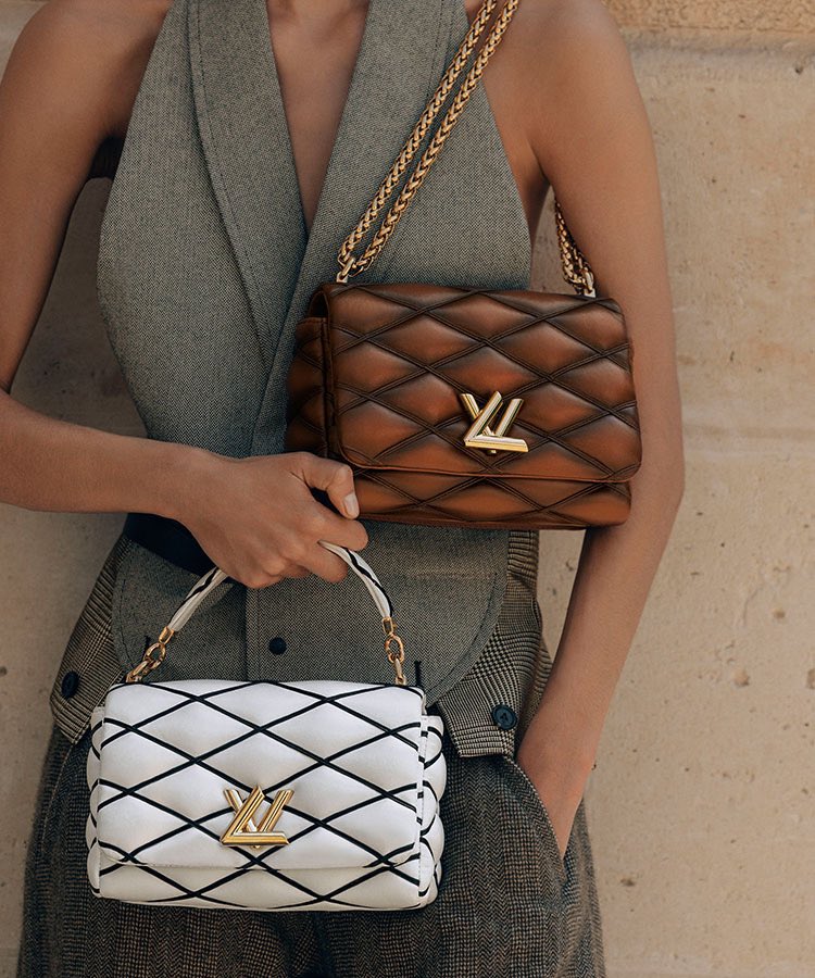 buseterimcomtr's tweet photo. 2014 yılında Louis Vuitton’un Kadın Artistik Direktörü Nicolas Ghesquière tarafından tasarlanan ve markanın ünlü sandıklarının izlerini taşıyan GO-14 çanta; 2023’te kendisine eşsiz bir karakter katan kapitone dikiş ‘Malletage’ ruhuyla yeniden doğuyor.
https://t.co/jh5uOByMQz https://t.co/F5297c2kkU