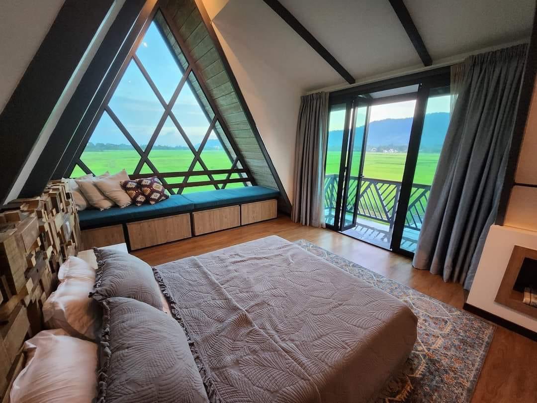 iwanqais's tweet photo. Bangun pagi dapat view indah camni tenang rasa. 🥺 Konsep ruang tamu terbuka then ada infiniti pool. 

📍Villa Bohoq Langkawi. https://t.co/ZkvA1q4feP