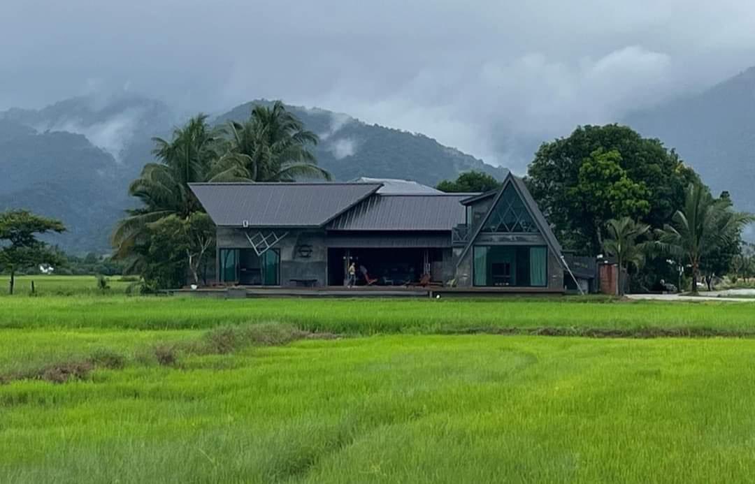 iwanqais's tweet photo. Bangun pagi dapat view indah camni tenang rasa. 🥺 Konsep ruang tamu terbuka then ada infiniti pool. 

📍Villa Bohoq Langkawi. https://t.co/ZkvA1q4feP