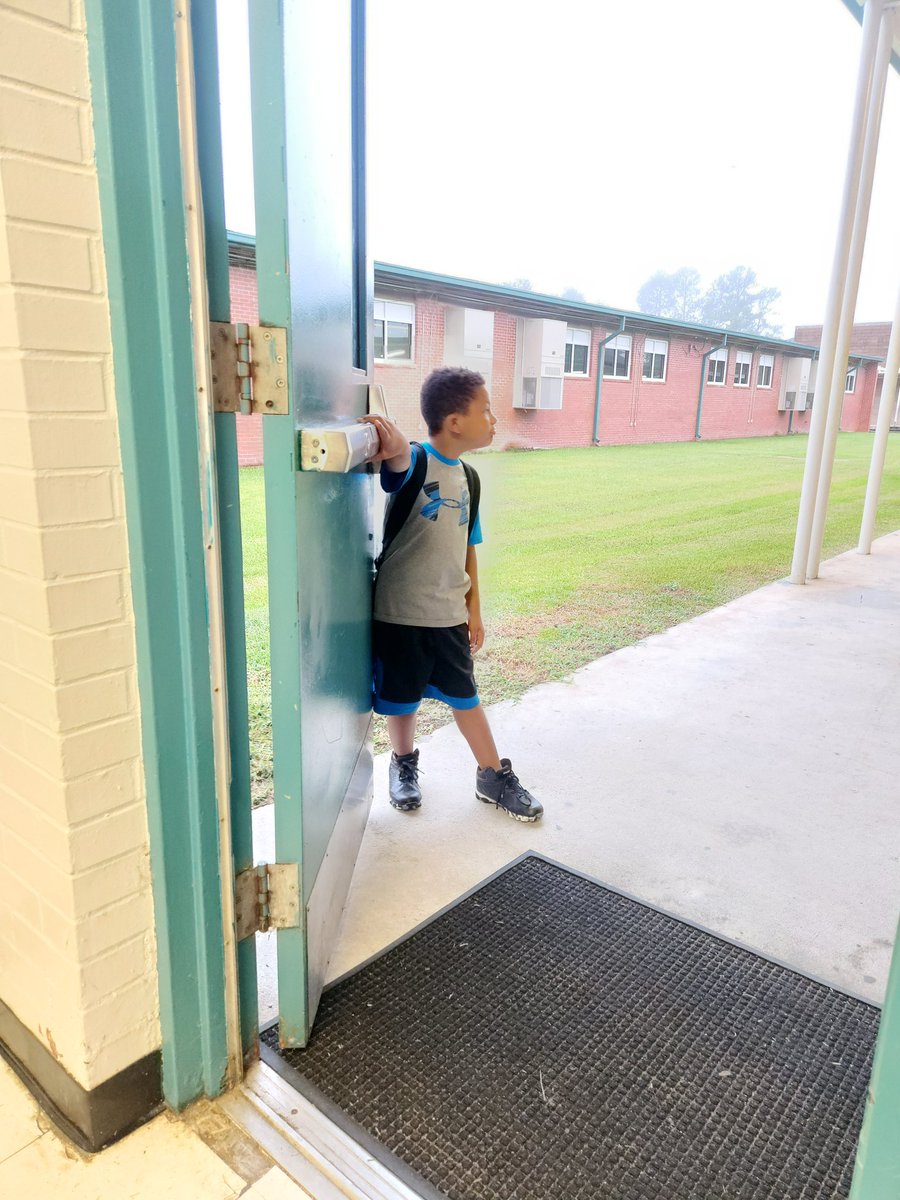 MarshallBees's tweet image. Leaders will always rise! This third-grade student volunteered to hold the door the first week of school and now takes pride in greeting his schoolmates each morning as they enter. #Leadership #StudentLeader #HallMonitor