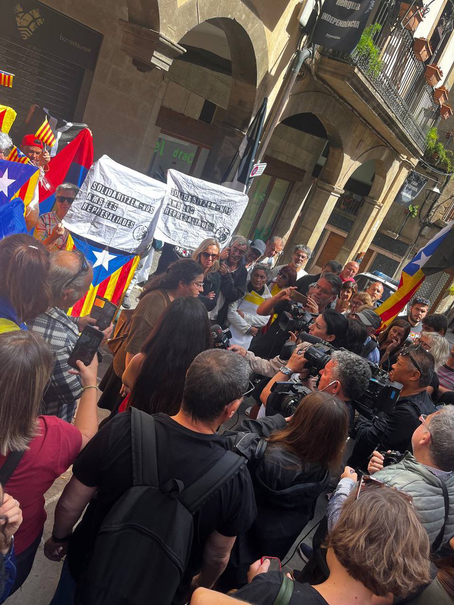 Un altre muntatge policial! 
Les advocades ni els poden veure, ni saven on són les detingudes! 
Convoquen advocades per a aquest matí als jutjats de #Solsona i ara diuen que ahir van decretar secret d’actuacions i no donen cap explicació! 
<a href="/PigotGs/">gs_pigot</a> <a href="/AlertaSolidaria/">Alerta Solidària</a> <a href="/antirepreBCN/">Plataforma Antirepressiva de Barcelona #PAB</a>