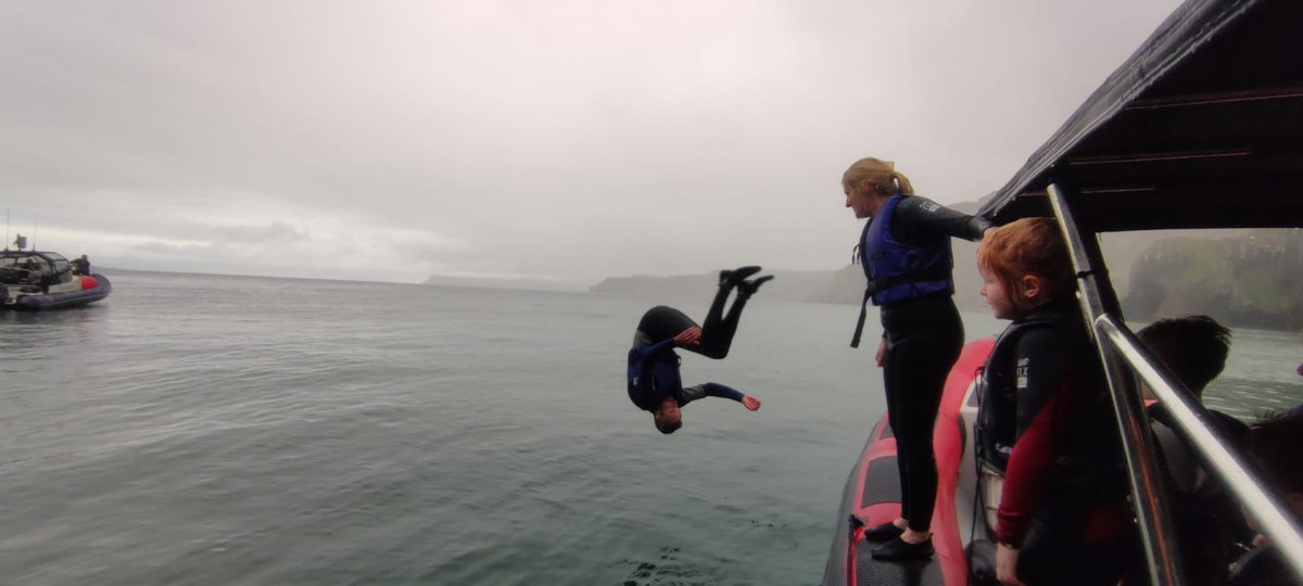 This shot is called 'Upside Down Daddy' 🤣 Lots of swim fun on our Carrickarede Sea Safari 🌊 @VisitCauseway @DiscoverNI @discoverirl @TourismNIreland #wildswimming #boattour #openwaterswimming #seasafari #causewaycoast #NorthernIreland