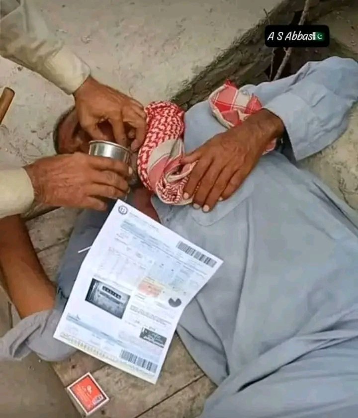 AHssaain's tweet photo. 23000 بجلی کا بل دیکھ کر دهیاری دار بزرگ مزدور کو دل کا دورہ پڑ گیا 
پانچ بیٹیاں ہیں گھر کرایہ کا ہے مہینہ ہو گیا ہے کام نہیں ملا کہاں سے بل ادا کروں .بزرگ کی حکام سے التجا !!!😥 https://t.co/1l6jw3dfMP