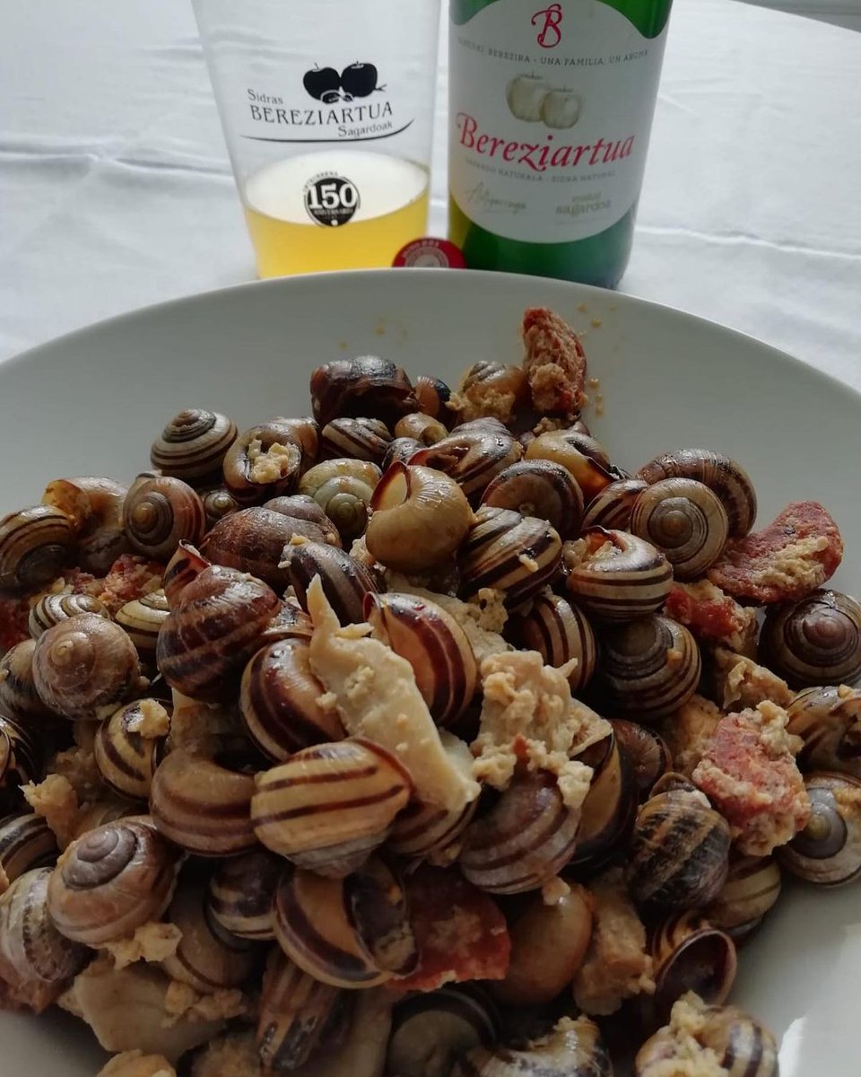 Eta zuk edaten al duzu gure sagardoa etxean ere? Bidali zure bazkari edo afariaren argazkia!😋
.
¿Y tú también bebes nuestra sidra en casa? ¡Envíanos una foto de tu comida o cena!😋