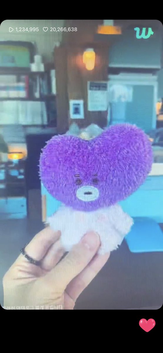seokjinbit's tweet photo. WHAT DID TAEHYUNG JUST SHOW US?!?!??? https://t.co/9lmO3OO4on