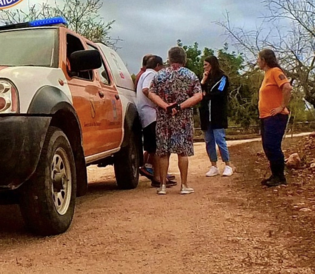 Aj_Algaida's tweet photo. 👉Des de l'Ajuntament d'Algaida volem agrair l'esforç que han realitzat, Policia Local, @PcAlgaida i Guàrdia Civil🚨

👉Ahir va ser un dia molt llarg per a ells. A causa de les tempestes va haver-hi arbres caiguts, inundacions i talls d’electricitat a algunes zones de fora vila⛈️ https://t.co/K5cbbcawnl