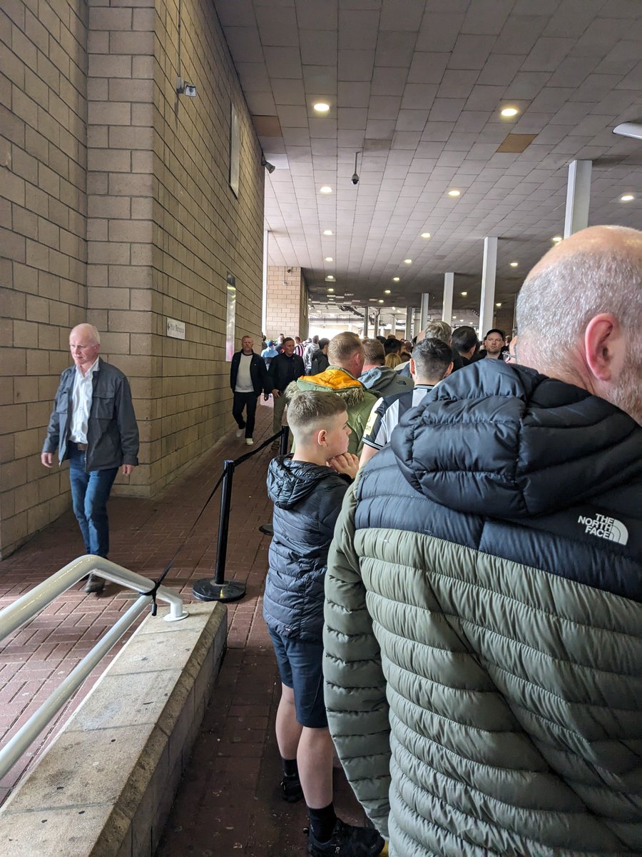 McCannTrans's tweet photo. Queue from yesterday to get into @nufc 4 turnstiles but this queue was just for 1, all other 3 dead, any chance you could provide a steward to marshall it rather than letting sheep follow sheep, no need at all #digitaltickets #stepbackward https://t.co/uqhkbIPmRZ