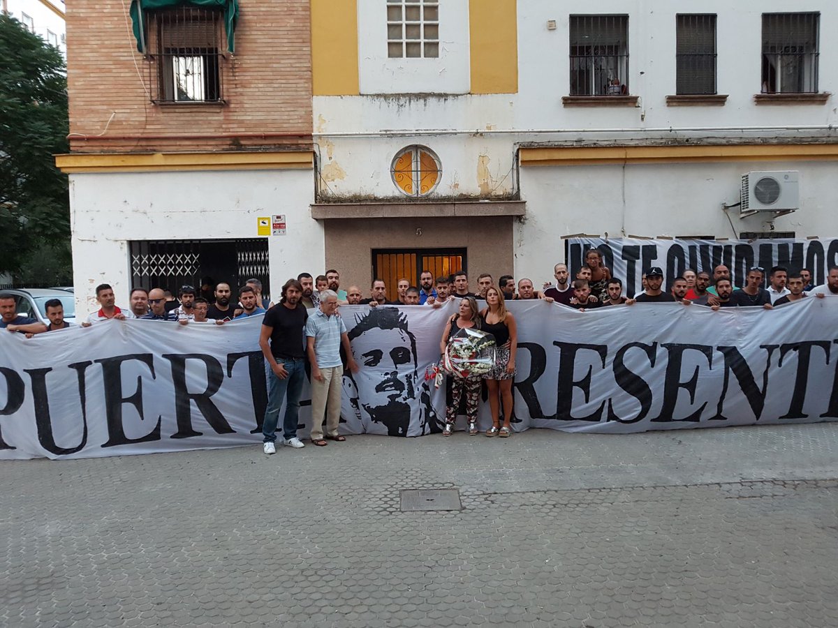 Nos regalaste el gol más importante de nuestras vidas, el gol que despertó a un equipo campeón. Y lo marcaste tú, un niño del mágico Nervión. Uno de los nuestros, sangre de nuestra sangre.

16 años ya, en los que nunca has dejado de estar con nosotros.

ANTONIO PUERTA PRESENTE.