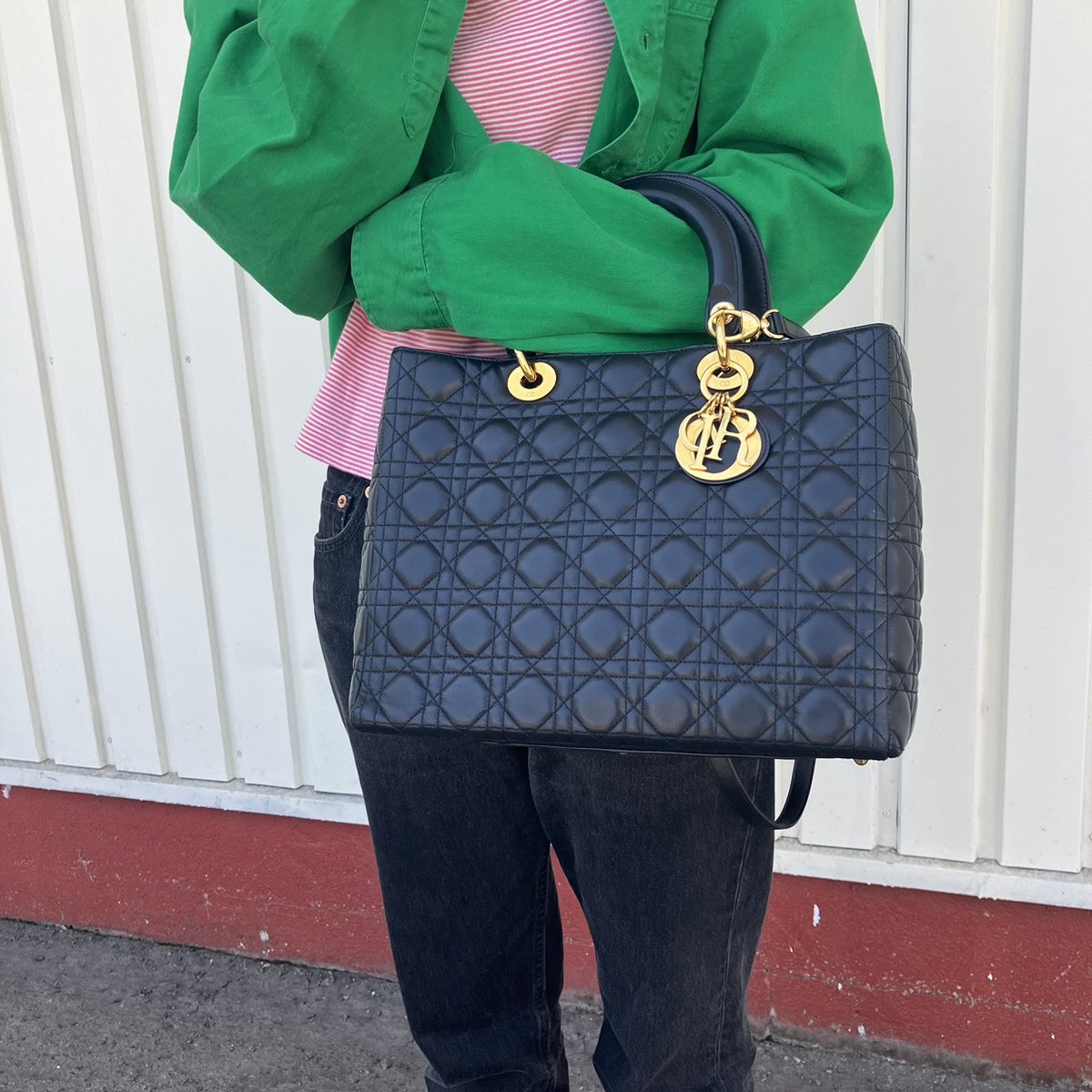 vector_chokuei's tweet photo. 【Today's Pickup】
大元店の本日のおすすめ！

Christian Dior
Lady Dior カナージュ 2WAY バッグ ラムスキン ラージ
PRICE:￥178,000-

ブラックのラムスキンに「カナージュ」ステッチを施し、瞬時にそれとわかるキルトの質感を演出した商品です！

https://t.co/JlbFJ6iZ9C

https://t.co/crYCei2caT

#vector #ベクトル #直営店 #買取 #古着 #古着買取 #高価買取 #古着好きと繋がりたい #古着好きさんと繋がりたい #古着通販 #フォロー大歓迎 #instagood #follow #followme #dior #christiandior #ladydior #bag #ディオール #クリスチャンディオール #レディディオール #バッグ