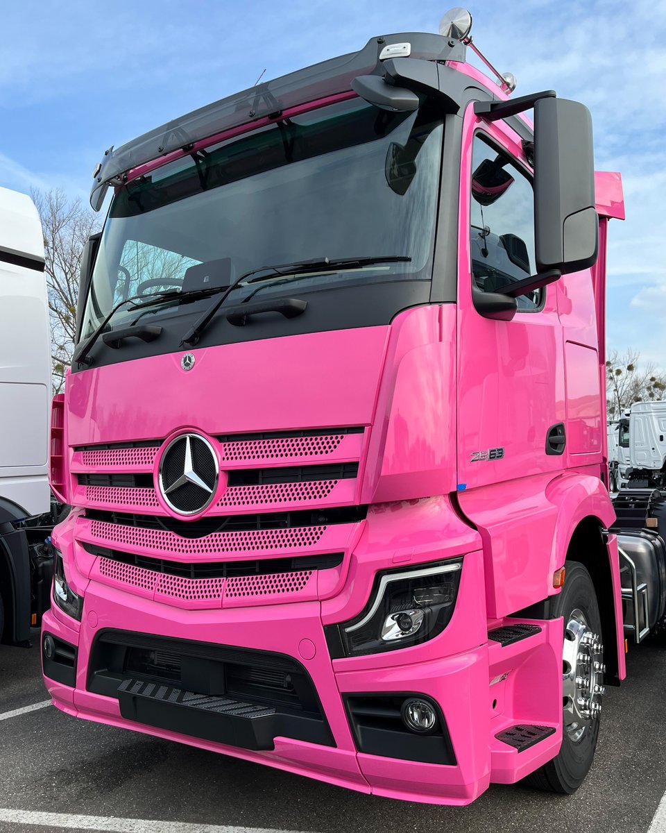 DaimlerTruckUK's tweet image. Have you seen @barbiethemovie yet?

We may have found her perfect truck… 👀

#Barbiefilm #Actros #pinktruck