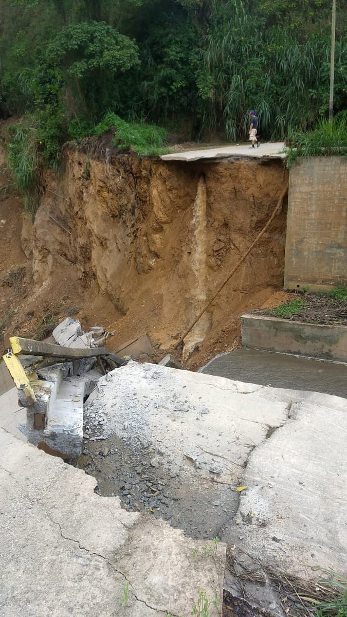 MonitorLosAltos's tweet photo. #MonitorVial | ATENCIÓN Se desplomó puente del Golf en la urbanización Colinas de Carrizal este lunes #28Ago 

No hay paso por la zona. https://t.co/78ZJ2B3EjZ