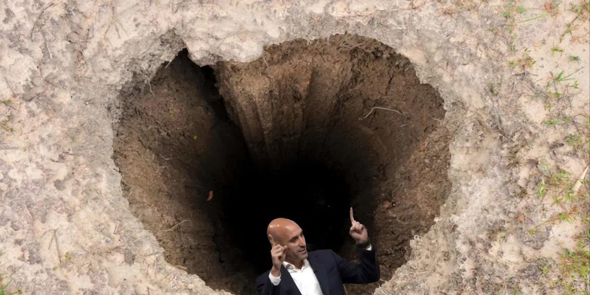 LeChouNews's tweet photo. Spanish Football Creep Luis Rubiales Advised By Legal Counsel To ‘Dig Up, Stupid’ As Deep Hole Gets Deeper https://t.co/gRenVK7HyI