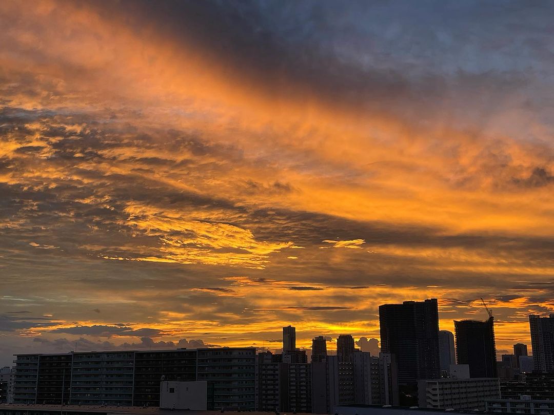 kaza01's tweet photo. 今日仕事が終わって撮った、夕日は本当に美しい、急いで家に帰らなければならない☺️
#撮影 #夕焼け #雲海 https://t.co/iJiqrryxxW