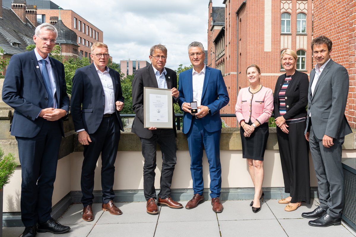 ChariteBerlin's tweet photo. Der Vorstand hat Prof. Wieler die goldene Anstecknadel der #CharitéBerlin überreicht &amp; sich für die gute Zusammenarbeit in der Coronapandemie bedankt. Nun geht es in neuer Konstellation weiter: Mit dem @HPI_DE werden #Digitalisierung &amp; #KI in der #Medizin gemeinsam vorangebracht. https://t.co/ey1lTxodBq