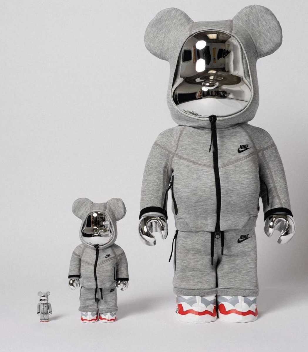 StreetFashion01's tweet photo. Bearbrick x Nike Tech (2023) https://t.co/weTNpJpjRH
