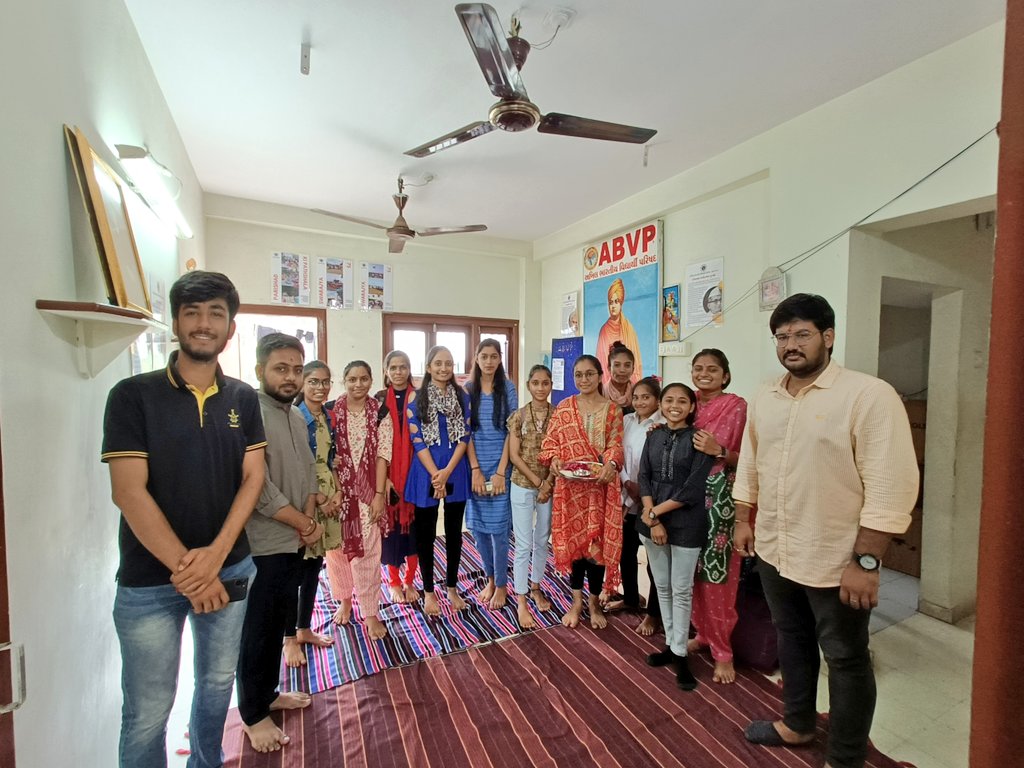 MkbuAbvp's tweet photo. આજરોજ ABVP ભાવનગર શાખા દ્વારા રક્ષાબંધન  નિમિતે કાર્યાલય ખાતે કાર્યકર્તા બહેનો ભાઈઓએ રક્ષાબંધન ની ઉજવણી કરી તથા આદરણીય ભાવનગર SP શ્રી તેમજ DYSP શ્રી ને પણ રક્ષાબંધન ની શુભકામનાઓ આપવામા આવી.

#ABVPBhavnagar https://t.co/LZStrzdHZ0