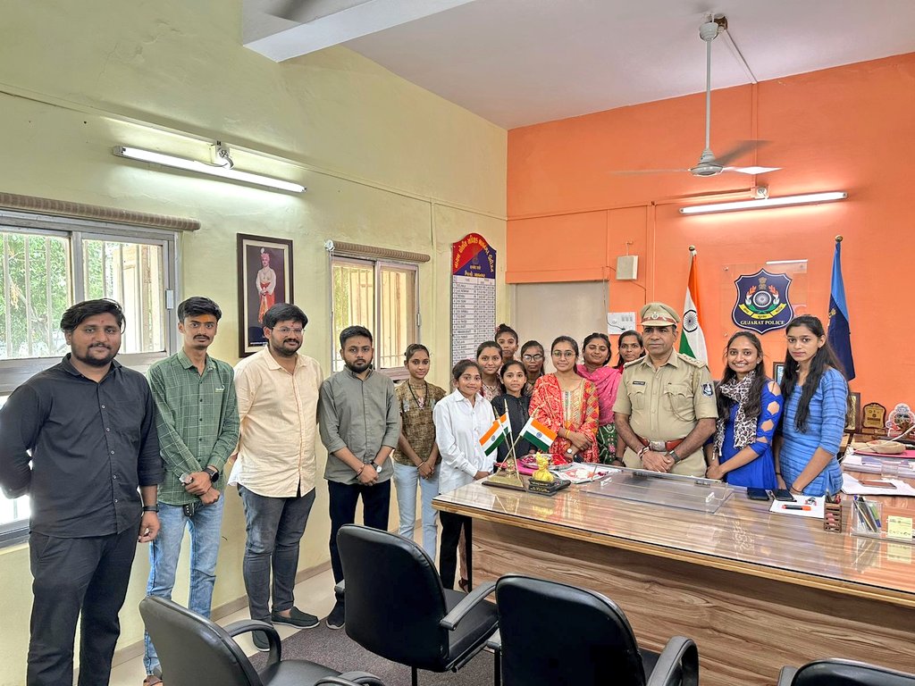 MkbuAbvp's tweet photo. આજરોજ ABVP ભાવનગર શાખા દ્વારા રક્ષાબંધન  નિમિતે કાર્યાલય ખાતે કાર્યકર્તા બહેનો ભાઈઓએ રક્ષાબંધન ની ઉજવણી કરી તથા આદરણીય ભાવનગર SP શ્રી તેમજ DYSP શ્રી ને પણ રક્ષાબંધન ની શુભકામનાઓ આપવામા આવી.

#ABVPBhavnagar https://t.co/LZStrzdHZ0