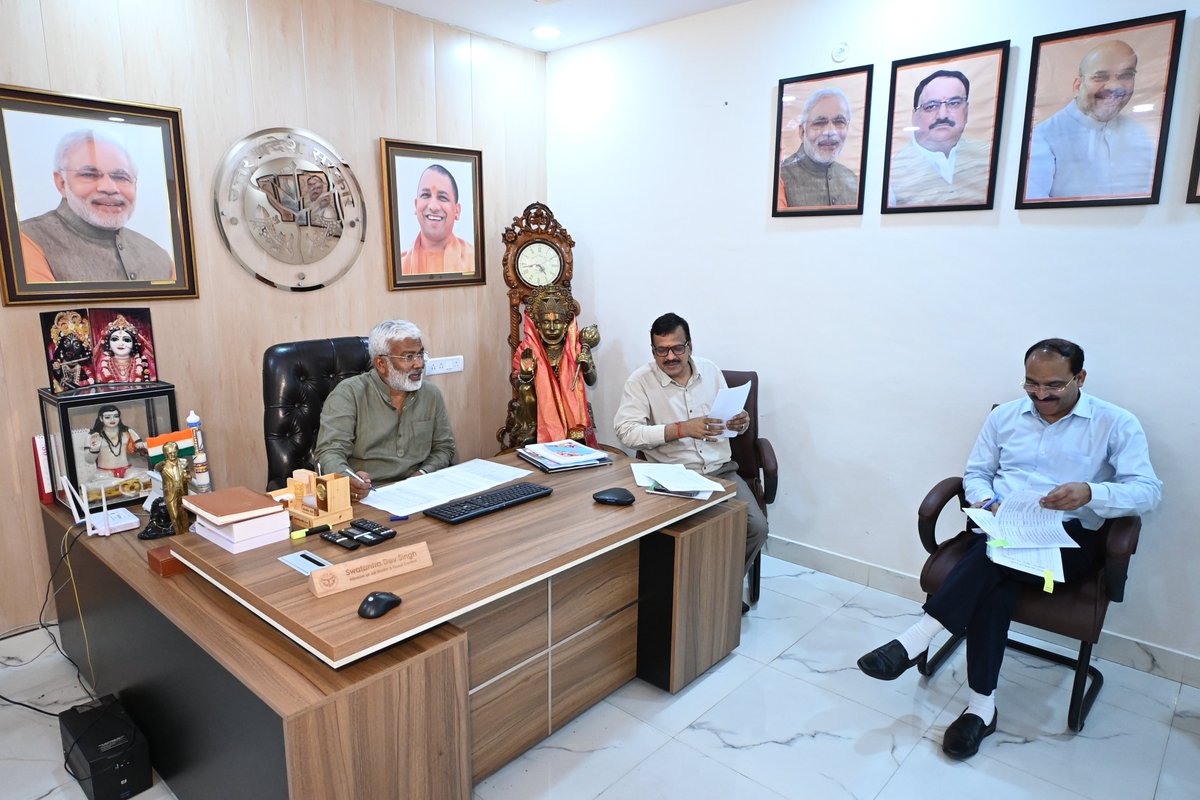 आज लखनऊ स्थित सरकारी आवास पर लघु सिंचाई विभाग के शीर्ष अधिकारीयों के साथ निष्पक्ष एवं पारदर्शी प्रक्रिया के माध्यम से नव प्रोन्नत सहायक अभियन्ताओं की पदस्थापना संपन्न करायी।