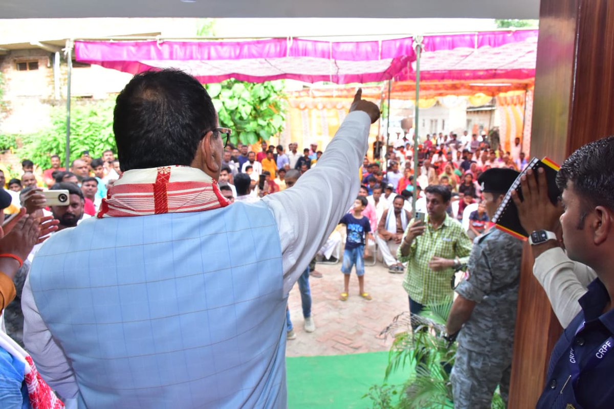 brajeshpathakup's tweet photo. घोसी विधानसभा उपचुनाव हेतु ग्राम सभा हाजीपुर में पूर्व विधायक श्री उमेश कुमार पांडेय जी के आवास पर आयोजित "जन चौपाल" को संबोधित कर भाजपा प्रत्याशी श्री दारा सिंह चौहान जी के समर्थन में मतदान कर ऐतिहासिक विजय दिलाने हेतु आह्वान करते हुए।
@PMOIndia 
@BJP4India 
@BJP4UP 
@CMOfficeUP https://t.co/23MzhQzkBy