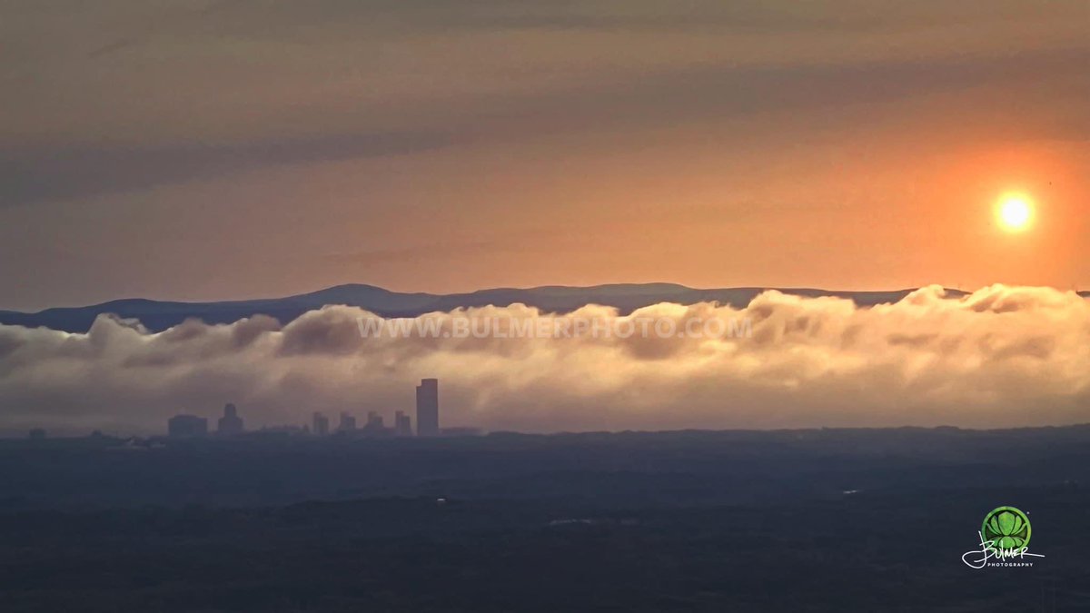 johnbulmer's tweet photo. The #AlbanyNY skyline in a river of fog at sunrise feel the Henderberg Escarpment. https://t.co/M0Sw6zCY6W