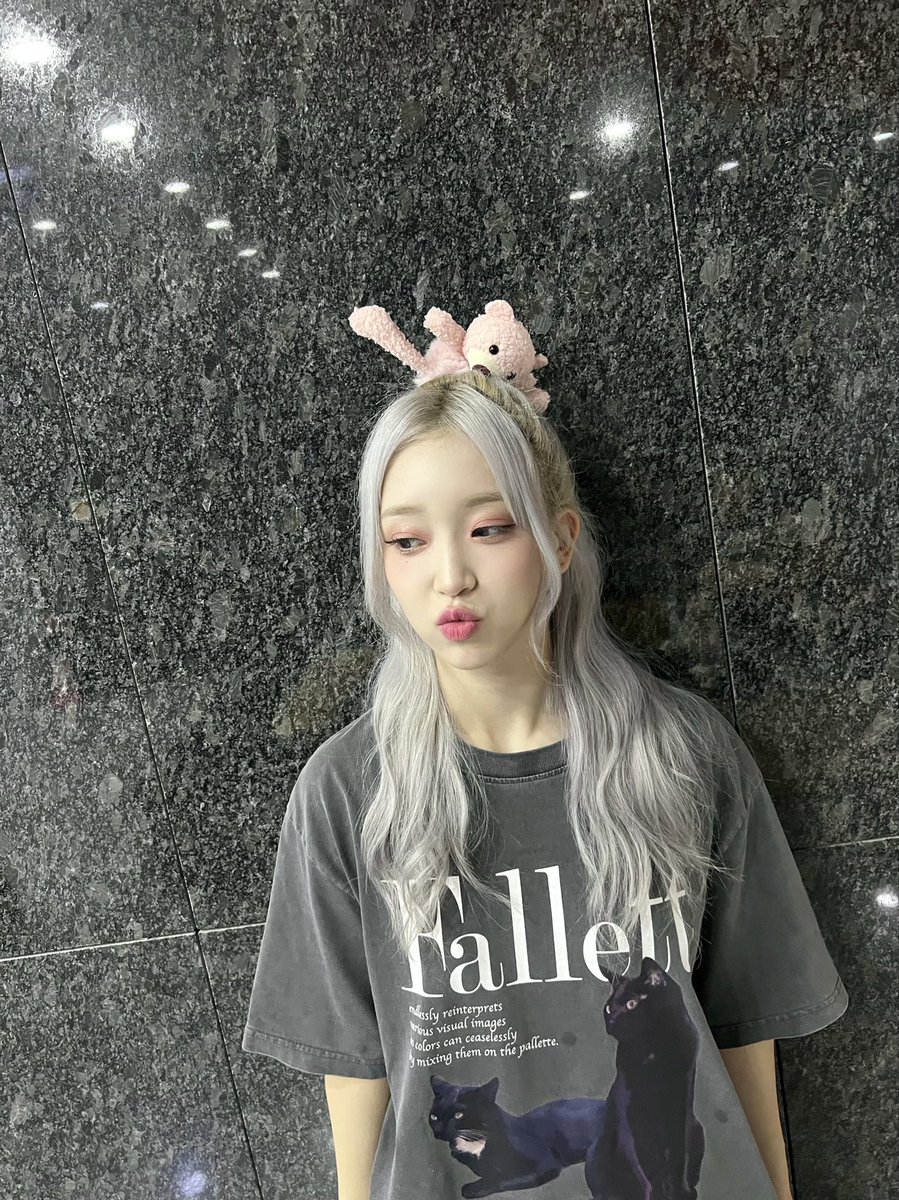 STAYC_talk's tweet photo. 🐰💬
오늘도 퇴근퇴근~~🤗
스윗 오늘 하루 종일 고생 많았어요❤️
이번 주 내내 목 써야 되니까 목에 좋은 음식 먹고!!!!! 에어컨 바람 너무 쐬지 말고!!!!!! 목 아끼고!!!!!! 사랑해!!!!!!

#STAYC #스테이씨 #Sumin #수민 https://t.co/AvFmH0sckh