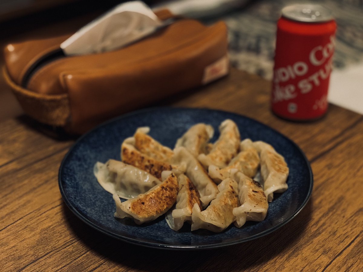 nozo_168997's tweet photo. 餃子をコーラで流し込む。
#ログ飲 https://t.co/L5wb3rerQK