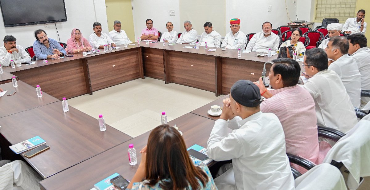 राजस्थान प्रदेश कॉंग्रेस स्क्रीनिंग कमेटी की बैठक में विधानसभा चुनाव पर महत्वपूर्ण चर्चा की गई,जिसमें कमेटी के चेयरमैन गौरव गोगोई जी, प्रदेशाध्यक्ष गोविन्द सिंह डोटासरा जी, सदस्य अभिषेक दत्त जी, गणेश गोदियाल जी, AICC सचिव वीरेन्द्र राठौड़ जी, अमृता धवन जी सहित मंत्रीगण शामिल हुए।