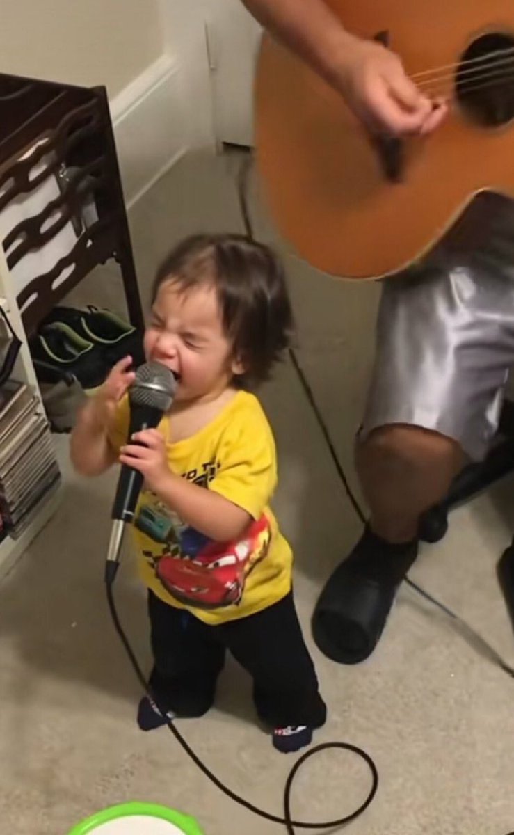 HASTA QUE ME CONOCIÓ 
ELLA NO SE LO ESPERABA
LA VI ENTRANDO EN LA DISCO
ME DEVOLVIÓ LA MIRADA
SONRISITA NERVIOSA 
ENTRE BESOS SE ENFABA
SE LE ESCAPÓ UN TE QUIERO
A LA QUE NO QUERÍA NADAaaaAaaa