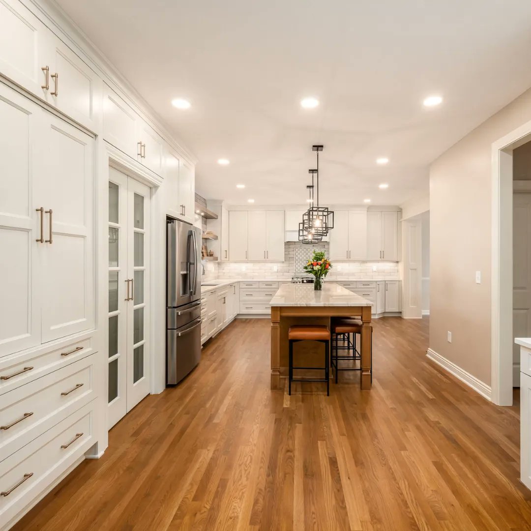 Dream_Baths's tweet photo. Brighten up your day with a glimpse into this radiant kitchen remodel in New Albany, Ohio. ✨💡#kitchen #remodel #contractors #newalbany #ohio #lifeincolumbus #onlyincolumbus #smallbusinessohio #craftsmanship #customhomeservices https://t.co/Dind17eFKz