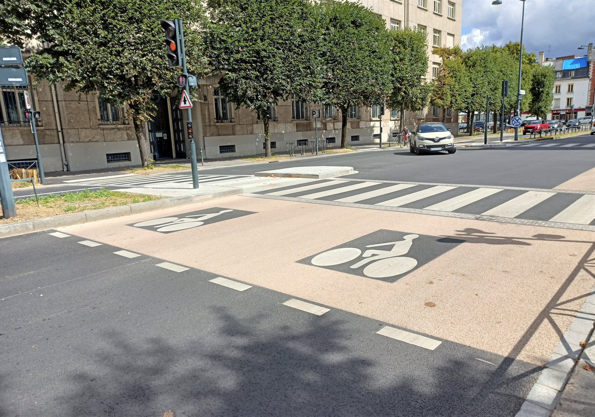 Rayons_Action's tweet photo. Tous nouveaux, tous beaux, tous gros... on aime ces pictos vélos !!
Posés cet été bd Maganta et bd de la Liberté - avec une résine colorée en prime 😍
On en profite pour publier ce petit rappel sur les sas vélos, à partager sans modération ! https://t.co/SkmUXpRmeG