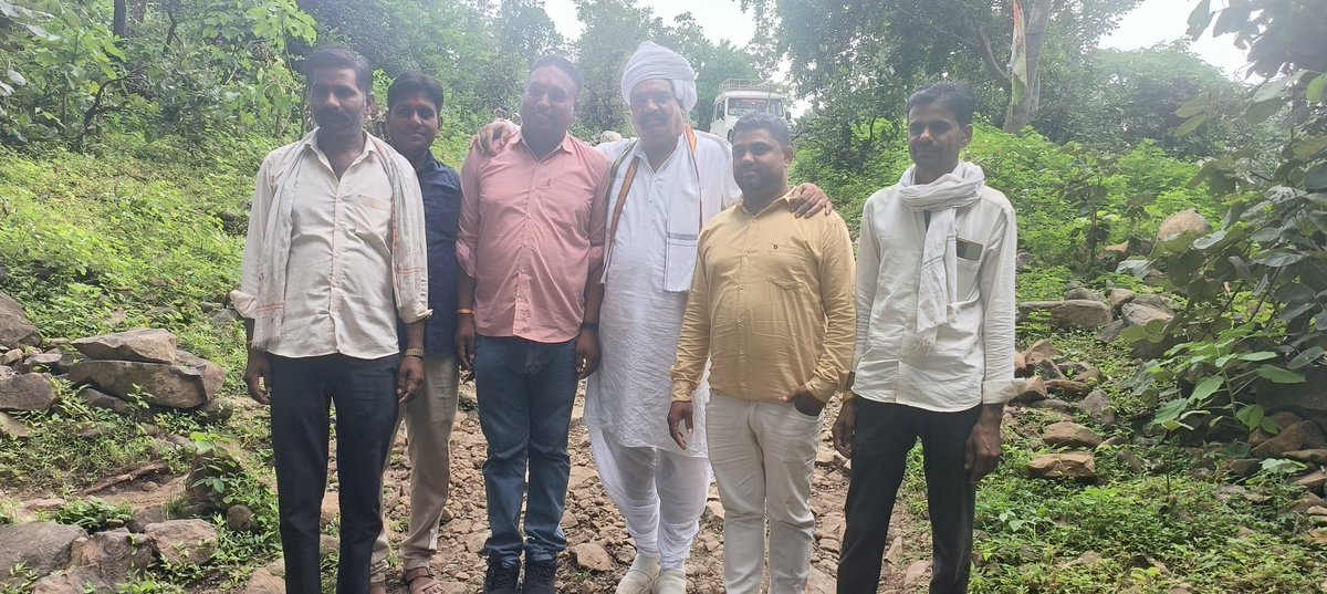PurshottamDangi's tweet photo. आज ब्यावरा विधानसभा क्षेत्र के पनिहारा आश्रम में श्री भोलेनाथ भगवान के दर्शन कर जमलपुरा वाले नारायण सिंह गुर्जर द्वार�� आयोजित भंडारे में सम्मिलित होने का सौभाग्य प्राप्त हुआ https://t.co/5KdsHtTXGX