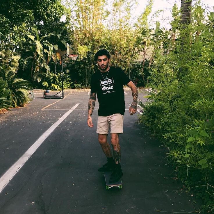 ZJMCRAVE's tweet photo. zayn malik skating https://t.co/IiqpwP3vvk