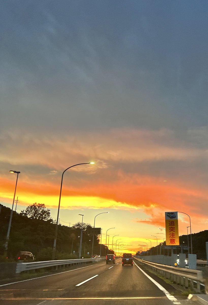 _lolipopin_'s tweet photo. 昨日の空が綺麗過ぎて、、、

青とオレンジってなんでこんなに神秘的なんだろう。

1番好きな色の組み合わせ🌛 https://t.co/Pf787eHoyp