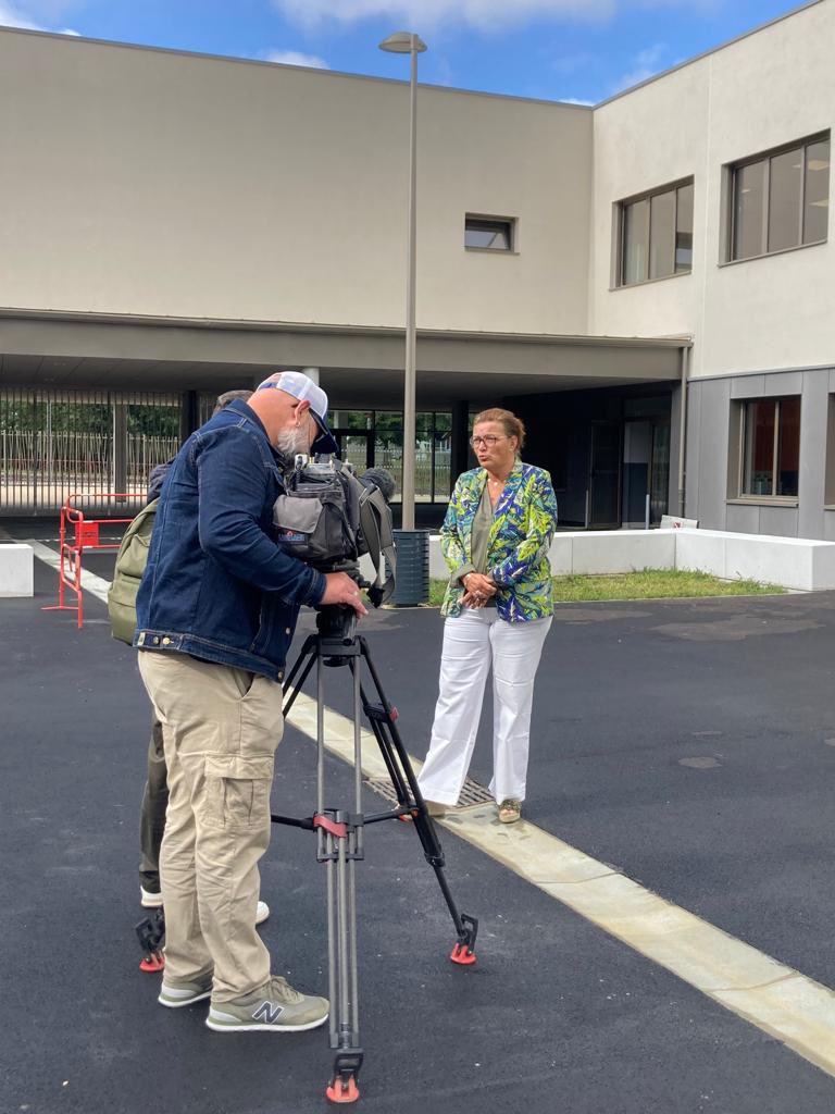EureenNormandie's tweet photo. [#EDUCATION] Florence Gautier et @f3normandie se sont rendues au collège de Broglie pour présenter le nouvel établissement reconstruit par le Département. Un petit aperçu avant son ouverture officielle le 4 septembre, à l’occasion de la rentrée 2023-2024 🏫 https://t.co/HsvGsZO9c4