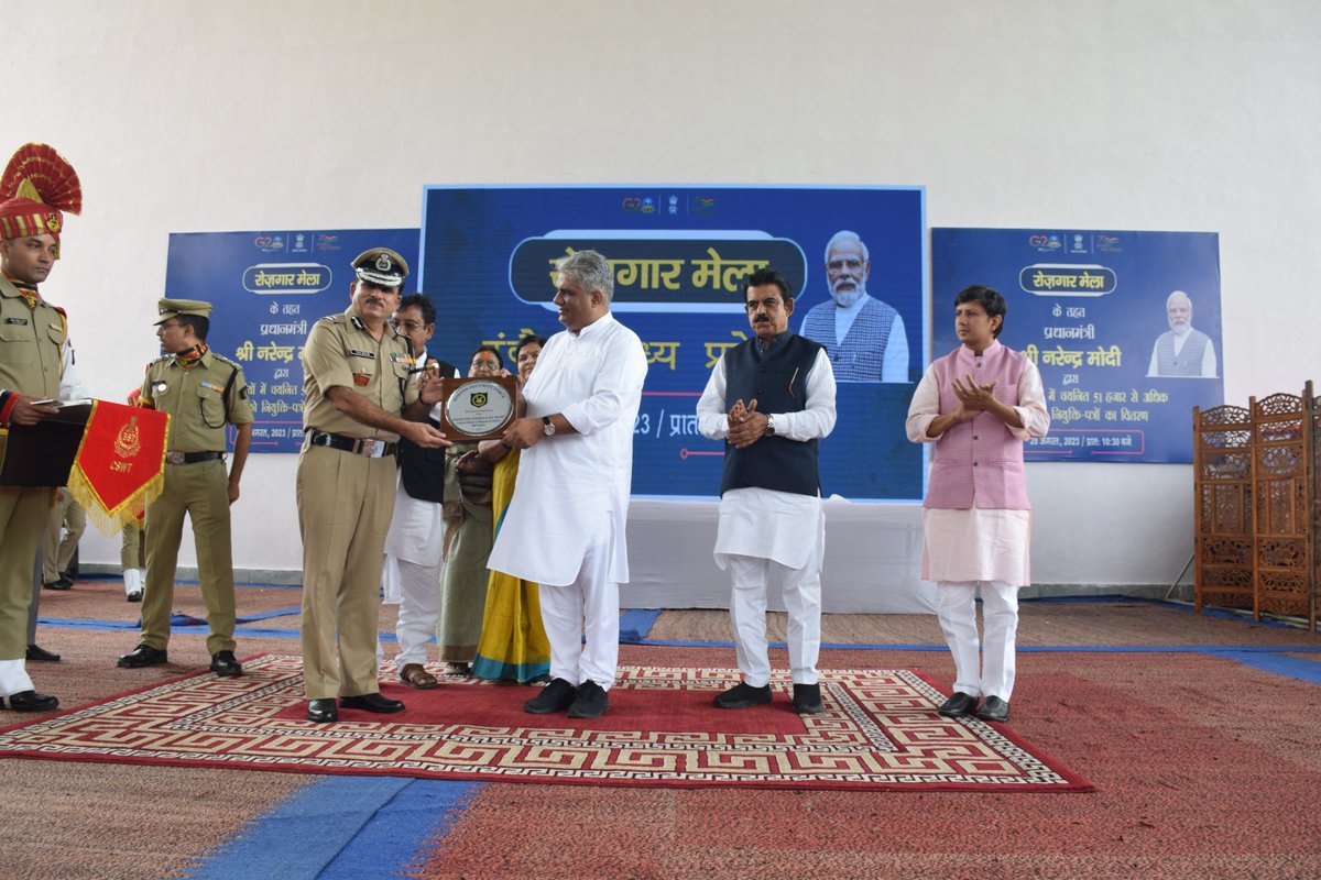 माननीय प्रधानमंत्री जी के दिशानिर्देशन में आज CSWT इंदौर में रोजगार मेला का आयोजन किया गया जिसमें केंद्रीय सशस्त्र पुलिस बलों के 249 सफलअभ्यर्थियों को श्री भूपेन्द्र यादव, केंद्रीय मंत्री पर्यावरण,जलवायु परिवर्तन,श्रम व रोजगार द्वारा नियुक्ति पत्र का वितरण किया गया।
#RozgarMela