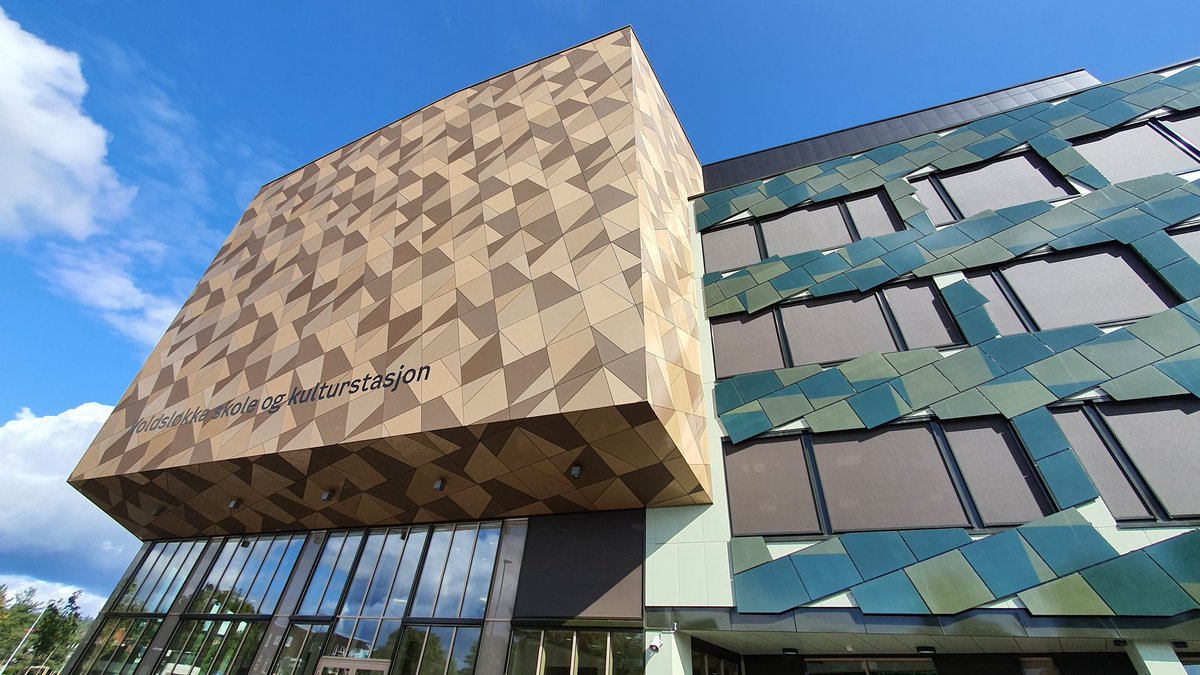 SophiaAkademie's tweet photo. Die neue #Vlodsokkola in Oslo mit einer Photovoltaik-Fassade. Insgesamt erzeugt das Gebäude mehr Energie als es verbraucht - auch Plus-Schule genannt. #PädagogischeArchitektur #ErasmusPlusMobile
#NachhaltigeUnterrichtsgebäude https://t.co/Hm7uJT2rK7